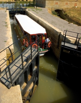 Turismo familiar: El Canal de Castilla en Medina de Rioseco (Valladolid)